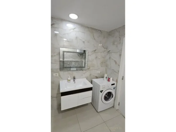Tirane, jepet me qera apartament 1+1+Ballkon Kati 2, 60 m² 800 € (9 Katëshet)