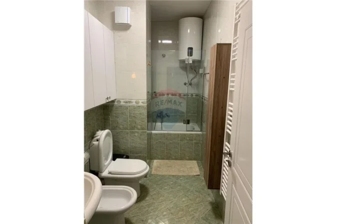 Tirane, jepet me qera apartament 1+1+Ballkon Kati 6, 75 m² 700 € (Ambasada Amerikane)