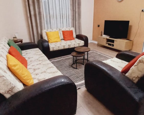 Tirane, jepet me qera apartament 1+1 Kati 1, 550 € (rruga ali demi)