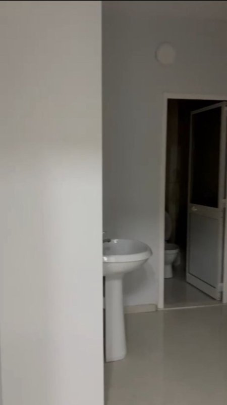 Tirane, jepet me qera ambjent biznesi Kati 1, 165 m² 2.000 € (ASTIR BUZE RRUGES KRYESORE)