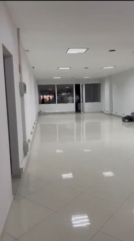 Tirane, jepet me qera ambjent biznesi Kati 1, 165 m² 2.000 € (ASTIR BUZE RRUGES KRYESORE)