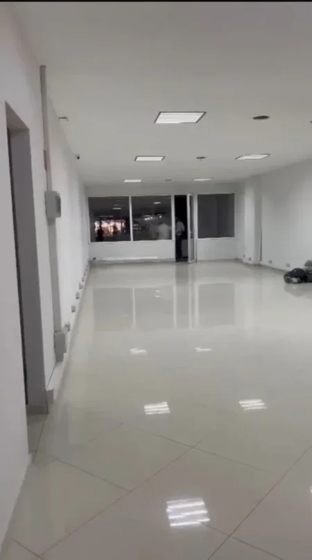 Tirane, jepet me qera ambjent biznesi Kati 1, 165 m² 2.000 € (ASTIR BUZE RRUGES KRYESORE)