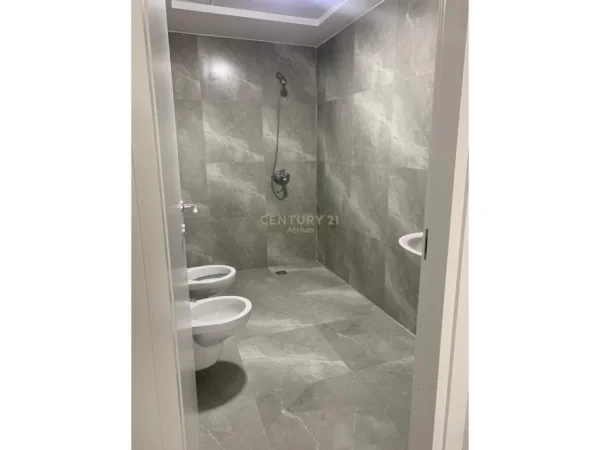 Tirane, jepet me qera apartament 2+1+Ballkon Kati 6, 98 m² 700 € (DON BOSKO)