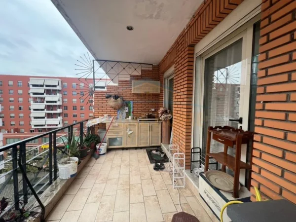 Tirane, jepet me qera apartament 2+1+Ballkon Kati 6, 726 € 