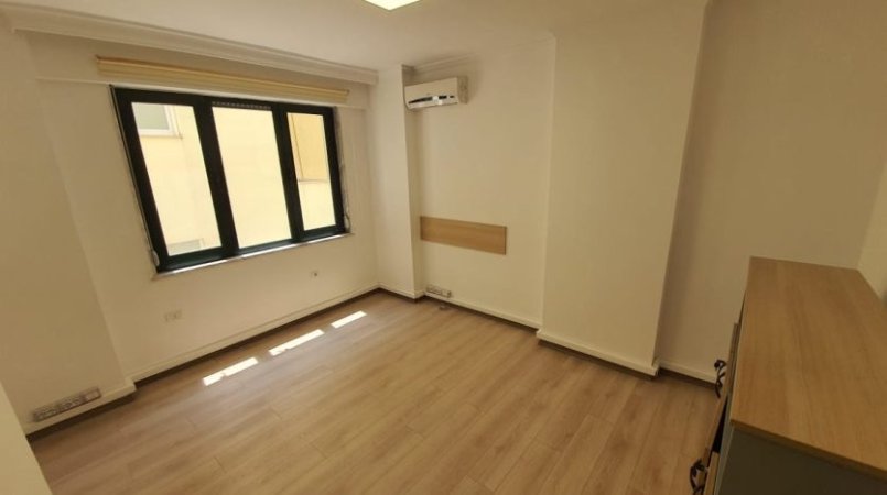 Shqiperi, jepet me qera zyre , 162 m² 1.700 € (Bllok)