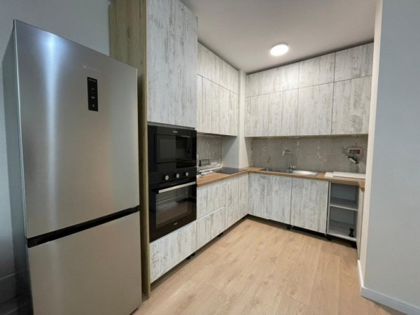 Tirane, jepet me qera apartament 2+1 Kati 8, 100 m² 800 € (Prane Lulishtes tek Komuna e Parisit.)