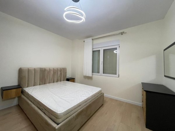 Tirane, jepet me qera apartament 2+1 Kati 8, 100 m² 800 € (Prane Lulishtes tek Komuna e Parisit.)