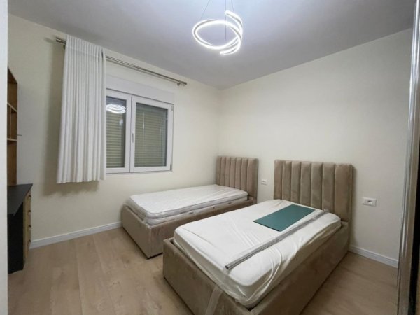 Tirane, jepet me qera apartament 2+1 Kati 8, 100 m² 800 € (Prane Lulishtes tek Komuna e Parisit.)