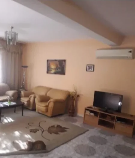 Tirane, jepet me qera zyre , 480 m² 2.000 € (rruga don bosko)