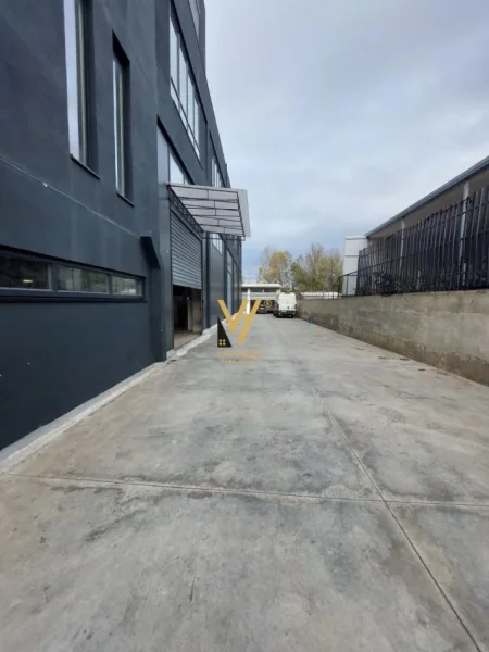 Tirane, jepet me qera ambjent biznesi Kati 0, 1.000 m² 10.000 € (TOP CHANNEL)