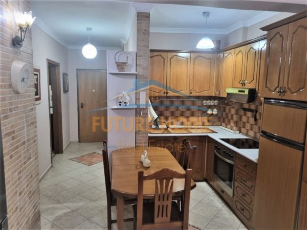 Tirane, jepet me qera apartament 2+1 Kati 7, 102 m² 750 € (Rruga e Barrikades)