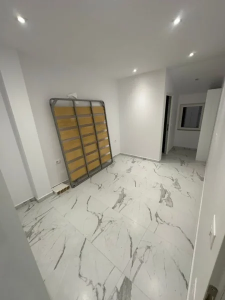 Tirane, jepet me qera apartament 1+1 Kati 3, 70 m² 500 € (MBIKALIMI I KOMUNA PARISIT)
