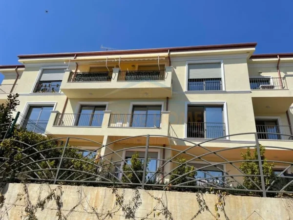 Tirane, jepet me qera apartament duplex 2+1 Kati 3, 90 m² 900 € (Pallati i Brigadave)