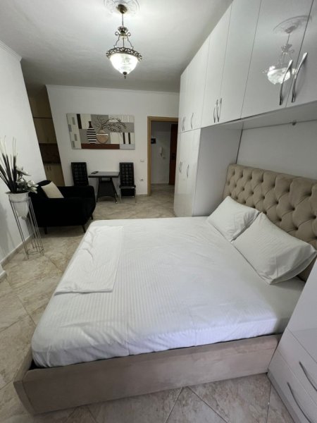 Tirane, jepet me qera garsonier 1+1 Kati 2, 45 m² 500 € (Rruga Barrikadave)
