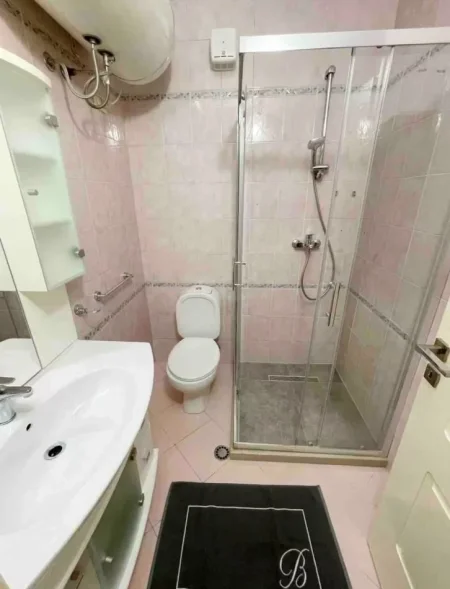 Tirane, jepet me qera apartament 3+1+Ballkon Kati 3, 150 m² 1.500 € (Bllok)