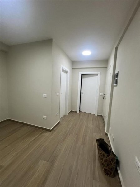 Tirane, jepet me qera ambjent biznesi Kati 1, 50 m² 600 € (Te Sheshi Willson)