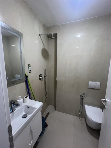 Tirane, jepet me qera ambjent biznesi Kati 1, 50 m² 600 € (Te Sheshi Willson)