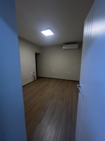 Tirane, jepet me qera ambjent biznesi Kati 1, 50 m² 600 € (Te Sheshi Willson)