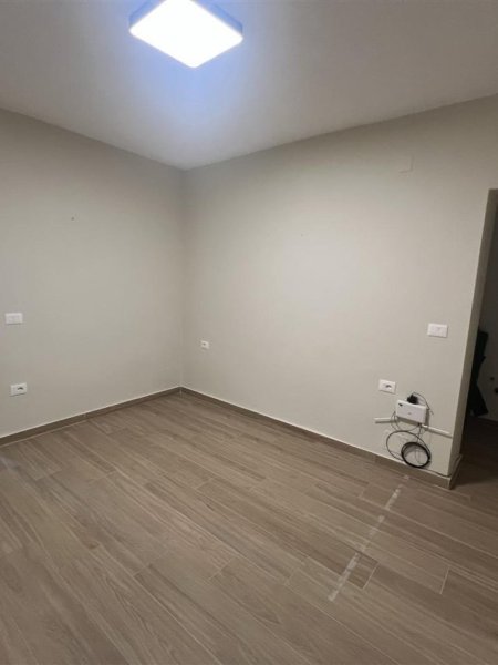 Tirane, jepet me qera ambjent biznesi Kati 1, 50 m² 600 € (Te Sheshi Willson)
