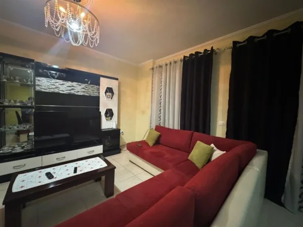 Tirane, jepet me qera apartament 2+1 Kati 4, 100 m² 550 € (Kmy Yzberisht)