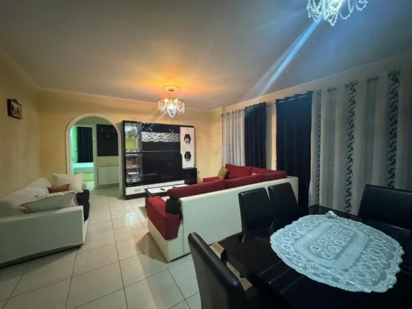 Tirane, jepet me qera apartament 2+1 Kati 4, 100 m² 550 € (Kmy Yzberisht)