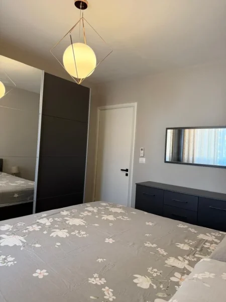 Tirane, jepet me qera apartament 2+1+Ballkon Kati 6, 90 m² 650 € (Rr. Jordan Misja)