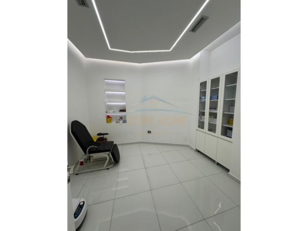 Tirane, jepet me qera ambjent biznesi Kati 1, 300 m² 4.000 € (Te Rotondo Astirit, Tiranë)