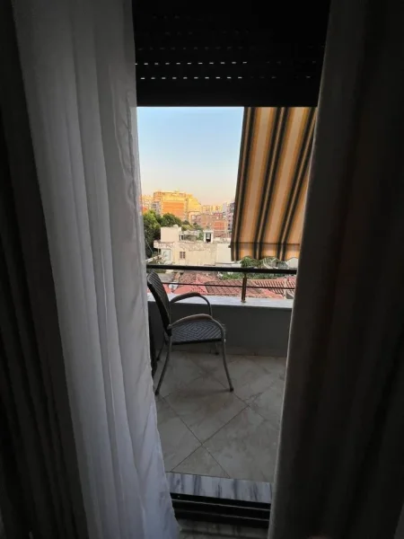 Tirane, jepet me qera garsonier Kati 3, 46 m² 500 € (Rr. e Barrikadave)