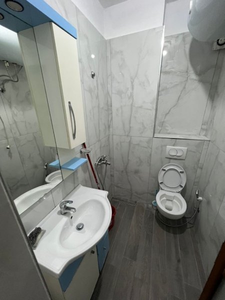 Tirane, jepet me qera garsonier Kati 3, 46 m² 500 € (Rr. e Barrikadave)