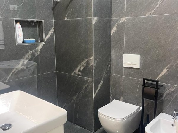 Tirane, jepet me qera apartament 1+1+Ballkon Kati 3, 70 m² 850 € (Rr. Liman Kaba te Parku Olimpik)