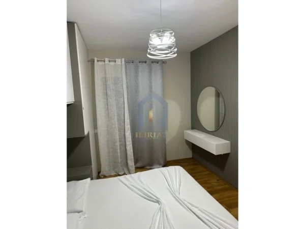 Tirane, jap me qera apartament 2+1+Ballkon Kati 4, 120 m² 1.200 € (Rruga e Kavajes)