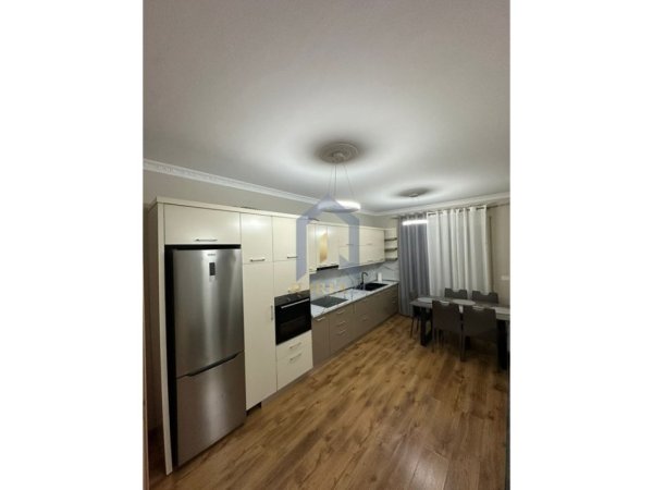 Tirane, jap me qera apartament 2+1+Ballkon Kati 4, 120 m² 1.200 € (Rruga e Kavajes)