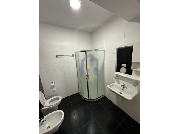 Tirane, jap me qera apartament 2+1+Ballkon Kati 4, 120 m² 1.200 € (Rruga e Kavajes)