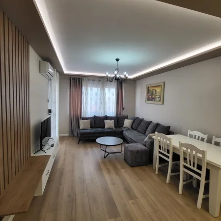 Tirane, jepet me qera apartament 1+1+Ballkon Kati 3, 65 m² 550 € (Liqeni I Thate)