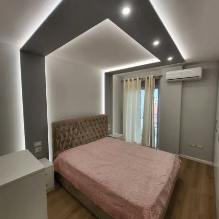 Tirane, jepet me qera apartament 1+1+Ballkon Kati 3, 65 m² 550 € (Liqeni I Thate)