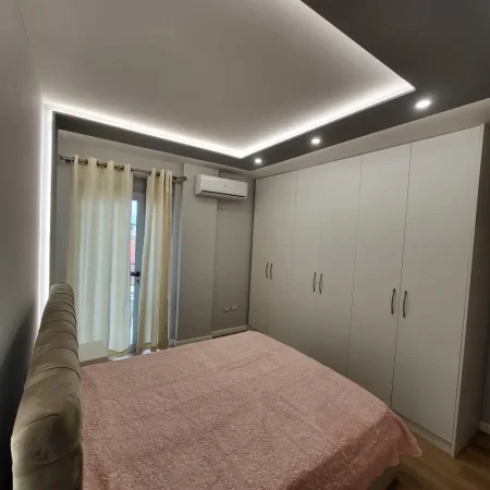 Tirane, jepet me qera apartament 1+1+Ballkon Kati 3, 65 m² 550 € (Liqeni I Thate)