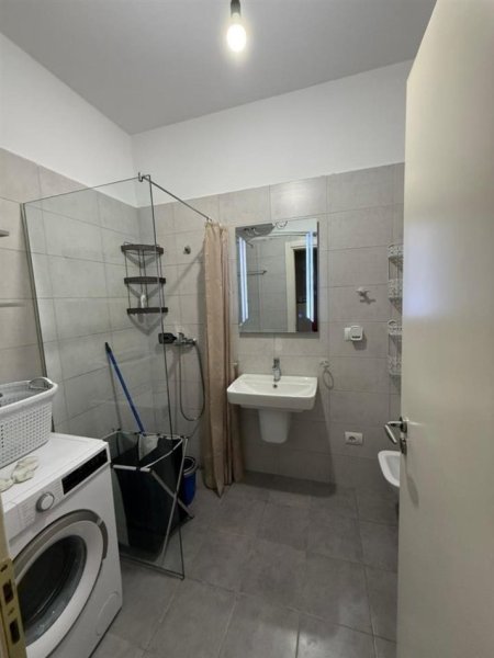 Tirane, jepet me qera apartament 1+1+Ballkon Kati 5, 65 m² 450 € (Pallati me Shigjeta)