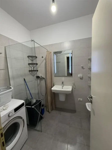 Tirane, jepet me qera apartament 1+1+Ballkon Kati 5, 65 m² 450 € (Pallati me Shigjeta)