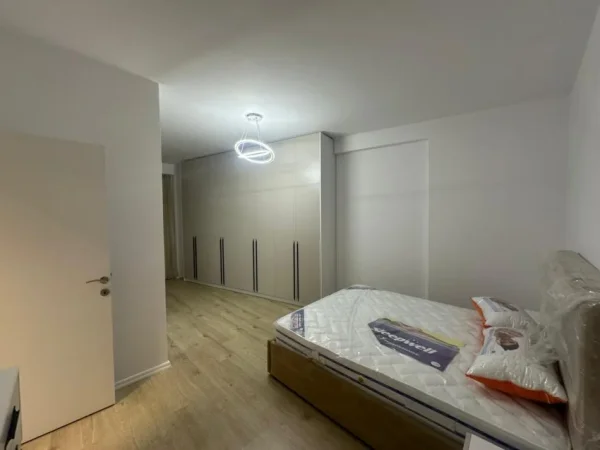 Tirane, jepet me qera apartament 2+1 , 100 m² 1.000 € (KOMUNA E PARISIT)
