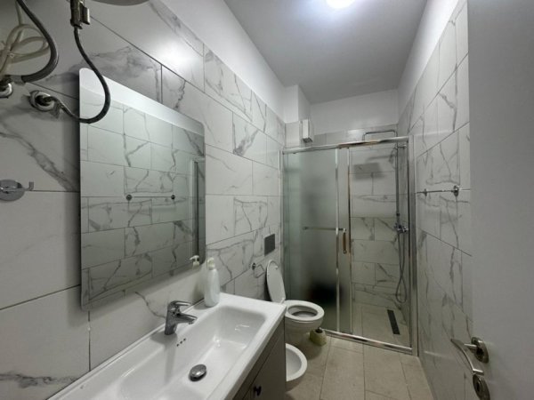 Tirane, jepet me qera apartament 2+1 , 100 m² 1.000 € (KOMUNA E PARISIT)