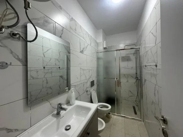 Tirane, jepet me qera apartament 2+1 , 100 m² 1.000 € (KOMUNA E PARISIT)