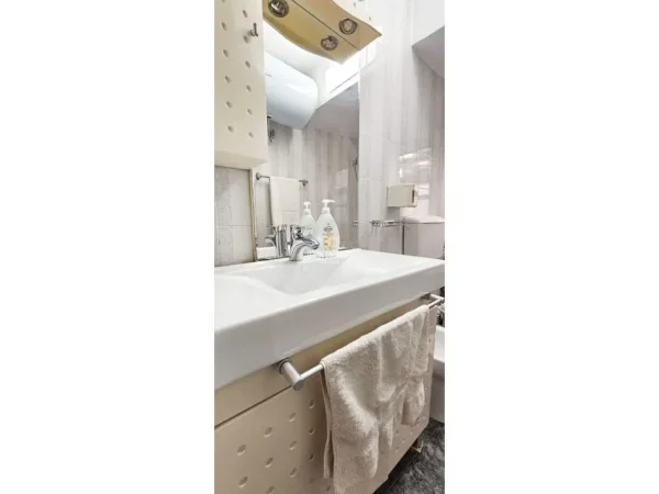 Tirane, jepet me qera apartament 2+1+Ballkon Kati 3, 78 m² 700 € (Rruga Nikolla Lena Tirana, Albania)