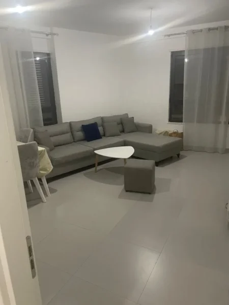 Tirane, jepet me qera apartament 1+1+Ballkon Kati 4, 70 m² 400 € (Ali Demi)