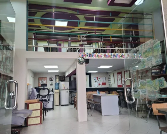 Tirane, jepet me qera ambjent biznesi Kati 0, 105 m² 600 € (ali demi , ish tregu elektrik)