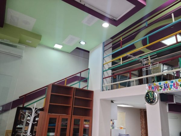 Tirane, jepet me qera zyre Kati 0, 105 m² 600 € (ali demi , ish tregu elektrik)