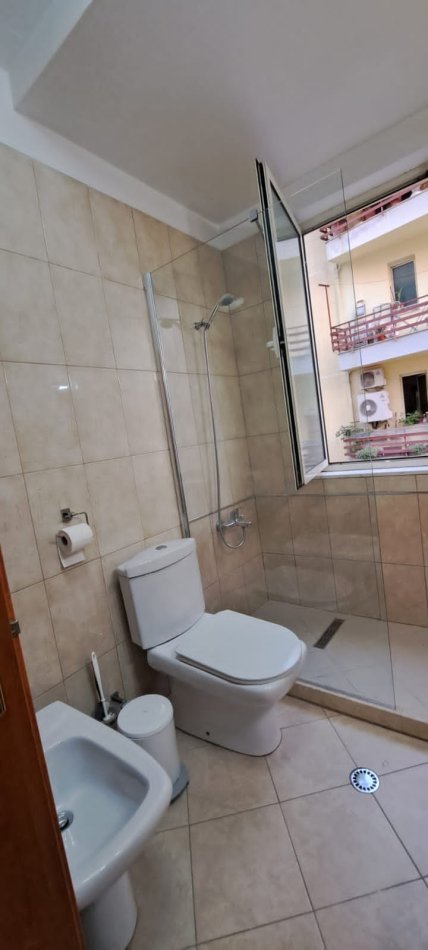 Tirane, jepet me qera apartament 2+1+Ballkon Kati 3, 110 m² 830 € (Kopshti Zoologjik)