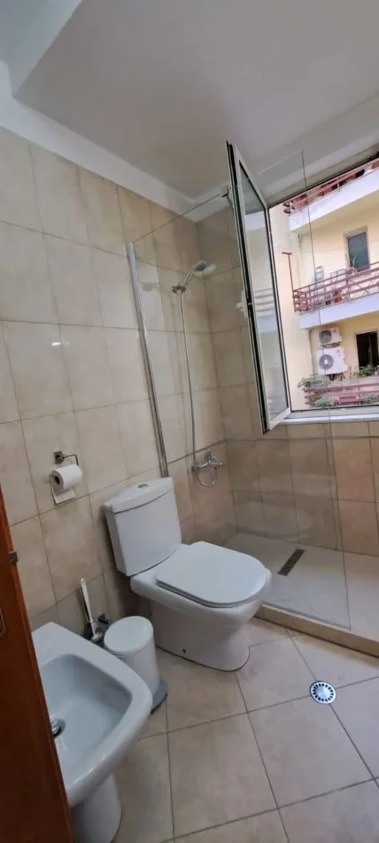 Tirane, jepet me qera apartament 2+1+Ballkon Kati 3, 110 m² 750 € (Kopshti Zoologjik)