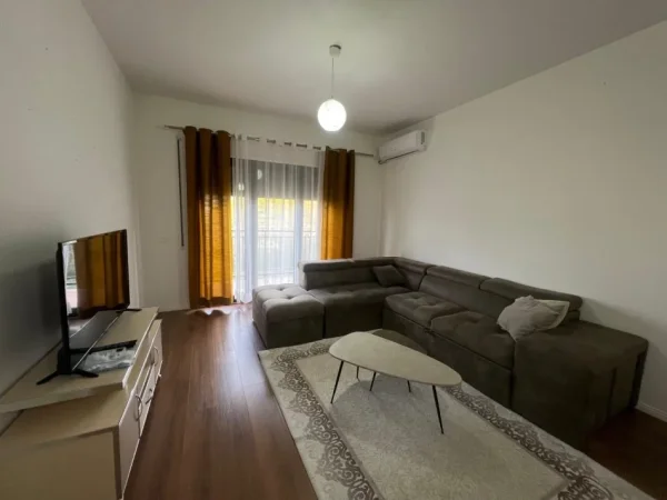 Tirane, jepet me qera apartament 1+1+Ballkon Kati 4, 77 m² 550 € (Green City)