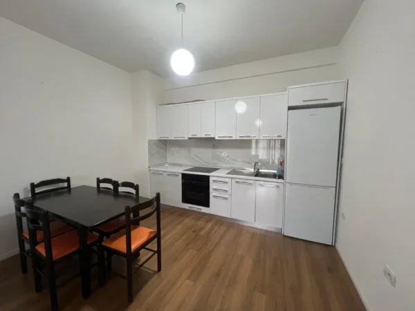 Tirane, jepet me qera apartament 1+1+Ballkon Kati 4, 77 m² 550 € (Green City)