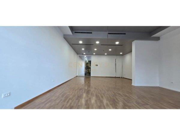 Tirane, jepet me qera zyre Kati 2, 150 m² 2.500 € (Drejtoria e Policise)